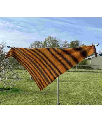 Omslagdoek Fluffy Oranje, Handmade by Smit